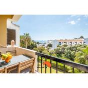 #006 Foxy D Beach Flat with SeaView by Home Holidays