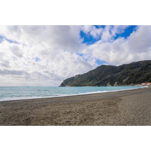 008 - Casa RIVA Vista Mare di fronte alla Spiaggia e Mare