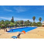 #014 Foxy J Flat with Shared Pool by Home Holidays