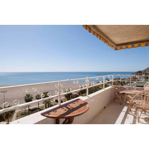 021 - Wonderful Beachfront Apartment with Stunning Sea Views