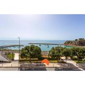 #114 Foxy H Flat with Sea View by Home Holidays