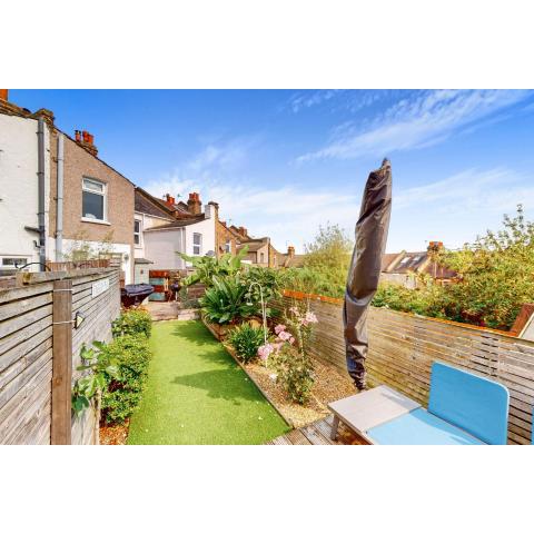 2 BD terrace house with a garden in Plumstead