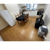 2 bedroom flat. 15minutes cycle/45min walk to Wimbledon centre court.