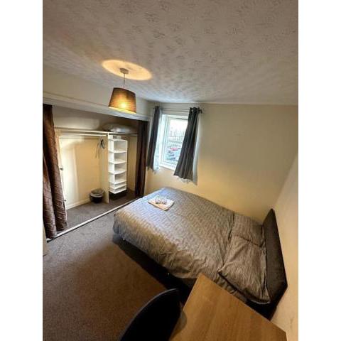 2 Bedroom Flat-Central Location!