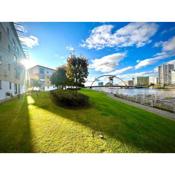 2 Bedroom - River Clyde Home - Parking