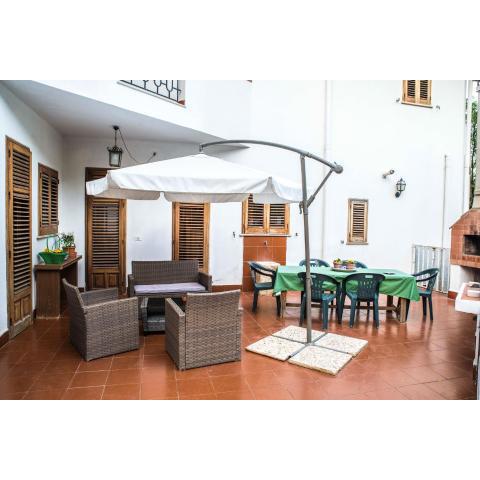 2 bedrooms appartement at Palermo 800 m away from the beach with enclosed garden and wifi