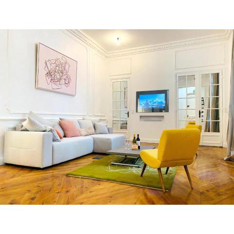 2 bedrooms between Champs-Elysees and av Montaigne