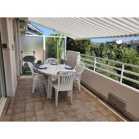 2 piece 53m2 avec terrasse 15M2 à 150metres de la plagede Juan les pins