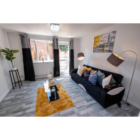 25 Mins to CL! A LONDON 2-BedHome - SLEEPS 1-4!