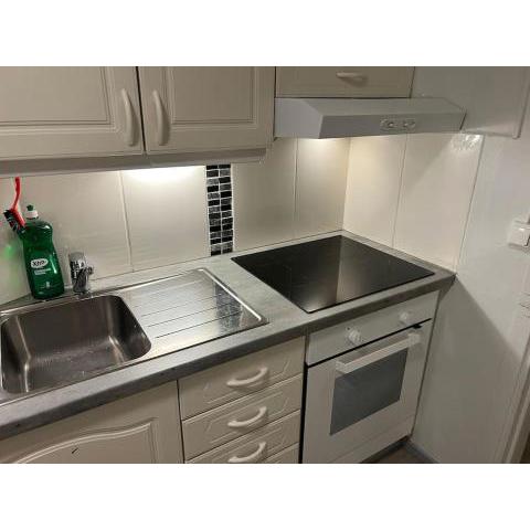 2nd floor apartment near Meyer gate. Free parking