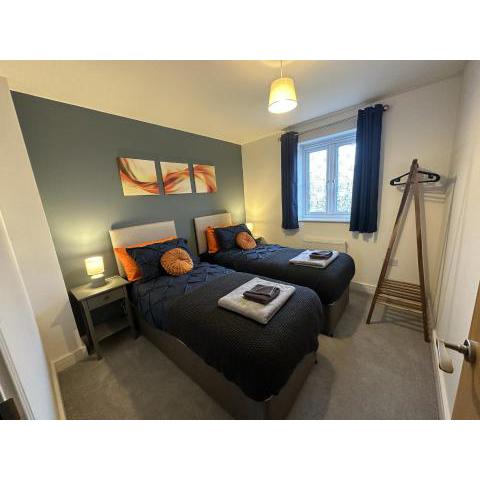 3 Bed House Sleeps 6 - Long Stays - Contractors & Relocators with Parking, Garden & WiFi