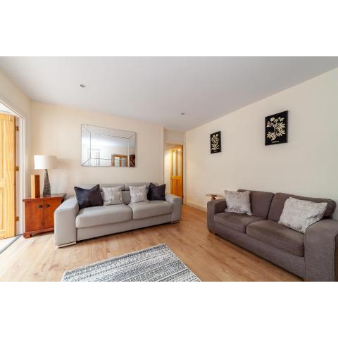 3 BR ground floor flat wprivate garden, NE London