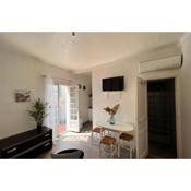 30m Studio in the heart of old Antibes wifi air conditioning