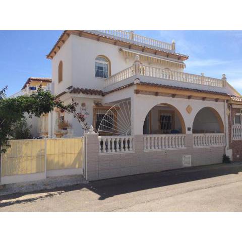 4 Bed 3 Bath Villa Sleeps 8, Pool Wifi Tv Close to Beach Restaurants and Shops