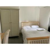 4 bedroom house in Cambridge; free parking & wifi