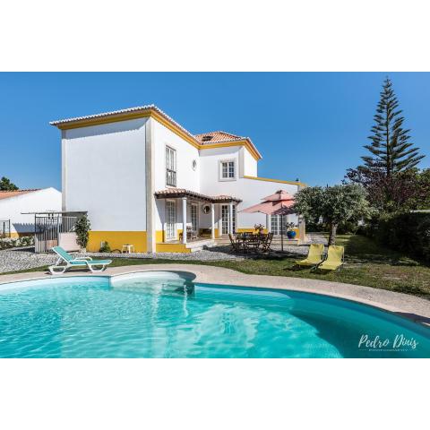 4 bedrooms villa with private pool enclosed garden and wifi at Azeitao