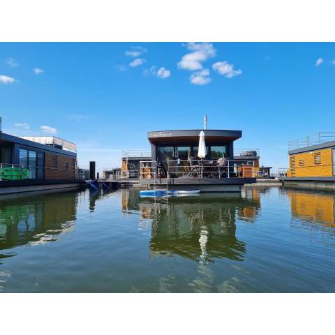 4tempus- Das schwimmende Haus am Bärwalder See