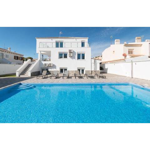 6 Bed Modern Luxury Villa 5 Min Walk to Beach!