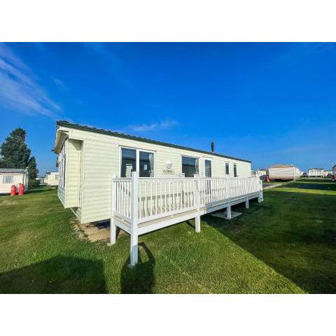 8 Berth Caravan With Decking At California Cliffs Near Scratby Beach Ref 50019f