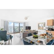 A7 Masts - Striking beach bolthole apartment with beautiful sea views private balcony & parking