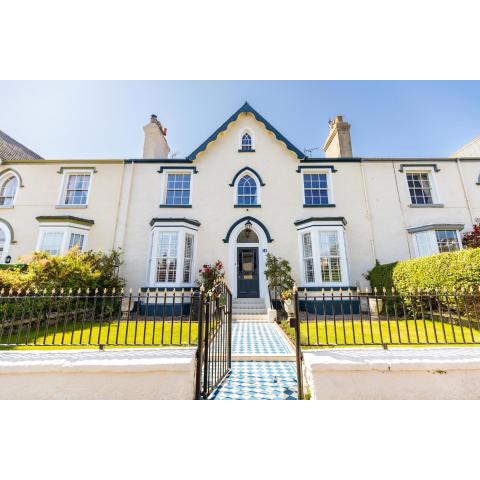 Abbey Lodge with Hot Tub & Parking