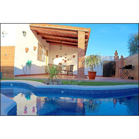 Acogedor chalet con piscina