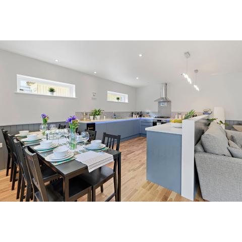 Admirals Place - Contemporary Townhouse With Spacious and Flexible Accommodation