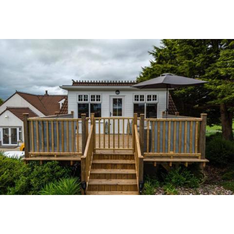 Adorable First Floor 1-bedroom Loft with decking