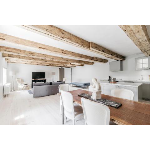 Aesthetic Luxury Apartment With Exposed Ceiling Beams