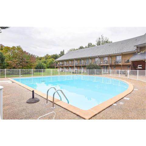 Amazing Apartment In Equemauville With Outdoor Swimming Pool, Heated Swimming Pool And 1 Bedrooms