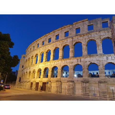 Amphitheater Apartment