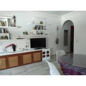 Apartamento cerca del mar con piscina y parking.