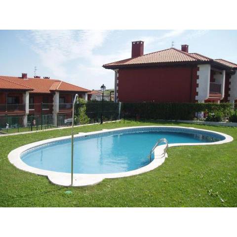 Apartamento Mar de Prellezo: parking y piscina comunitaria