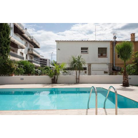 Apartamento moderno con piscina y parking cerca de la playa