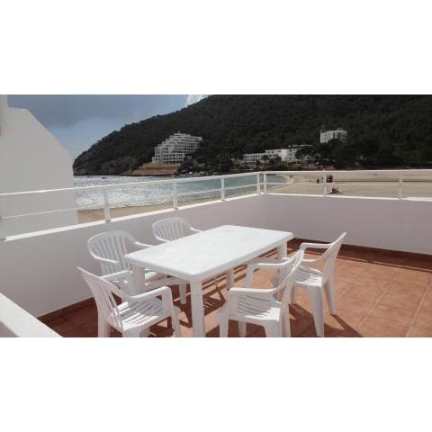 Apartamentos Cala Llonga