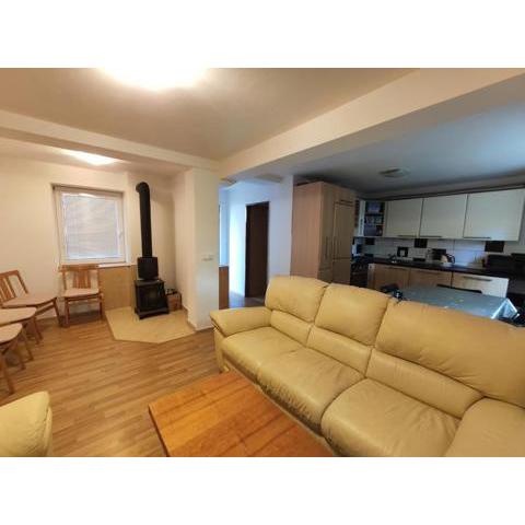 Apartmán Hulín, Chrášťany - bílý