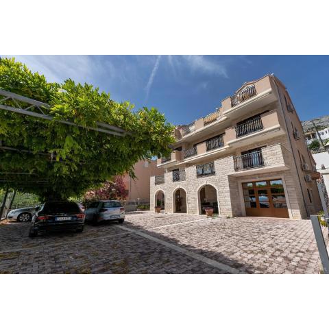 Apartments and rooms with parking space Duce, Omis - 10303
