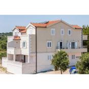 Apartments and rooms with parking space Rogoznica - 10339