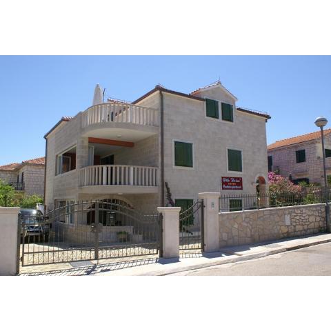 Apartments by the sea Supetar, Brac - 4274