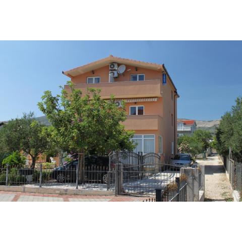 Apartments for families with children Kastel Stafilic, Kastela - 9211