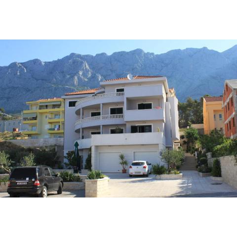 Apartments with a parking space Makarska - 3751