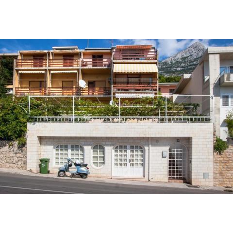 Apartments with a parking space Makarska - 8817