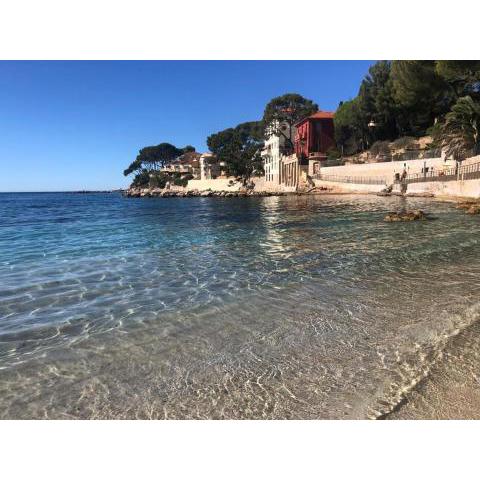 Appartement de charme avec jardin privatif et parking, au calme face à la mer, plage de Rènecros à 50m, port et centre-ville à 300 m