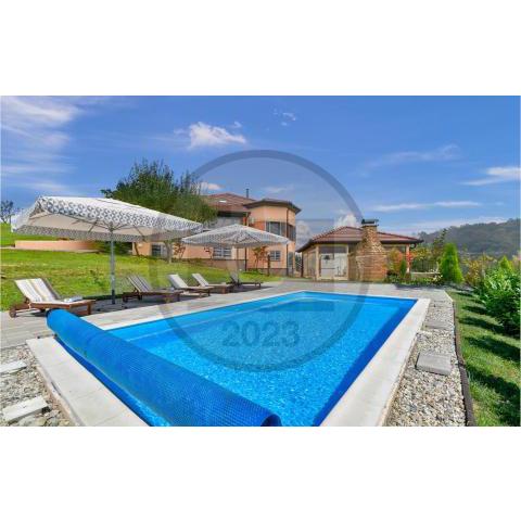 Awesome home in Jurovcak with Outdoor swimming pool, Sauna and 6 Bedrooms