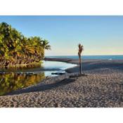 Beachfront Apartment, Quiet 4 Beds, 1 Bath, AC, Wi-Fi, Hot Water, in Paraiso near Los Patos