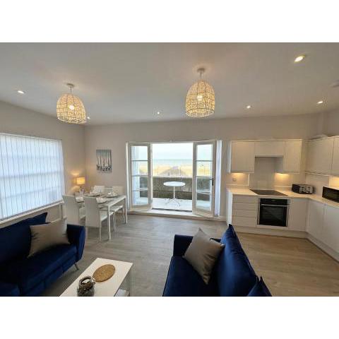 Beachfront Bliss Apartment - Near Hythe - On Beach Seafront - Private Parking