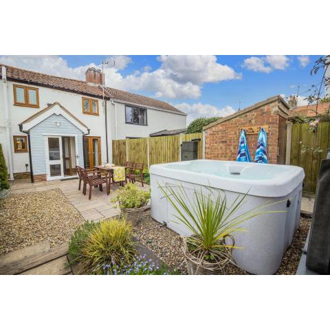 Beautiful 04 berth cottage with a private hot tub in Norfolk ref 99002HC