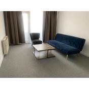 Beautiful-2 bedroom Apartment, 1 bathroom, sleeps 6, in greater london (South Croydon). Provides accommodation with WiFi, 3 minutes Walk from Purley Oak Station and 10mins drive to East Croydon Station