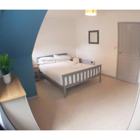 Beautiful 2 bedroom central apartment, free parking, close to shops and beach