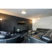 Beautiful 3-Bed Apartment in Romford Image court